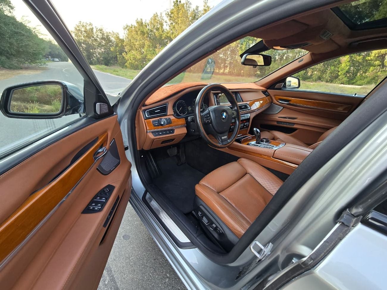 بي أم دبليو 750Li Luxury 4.4L (443 HP)