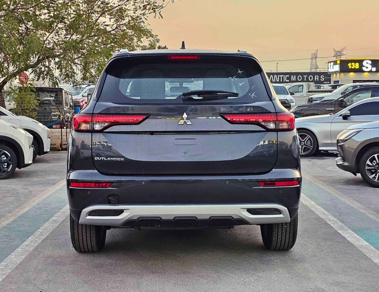 Mitsubishi Outlander 2.5L PETROL / LIMOUSINE LEATHER / FR&RR PARKING SENSOR / DVD+CAMERA  (CODE # F03)