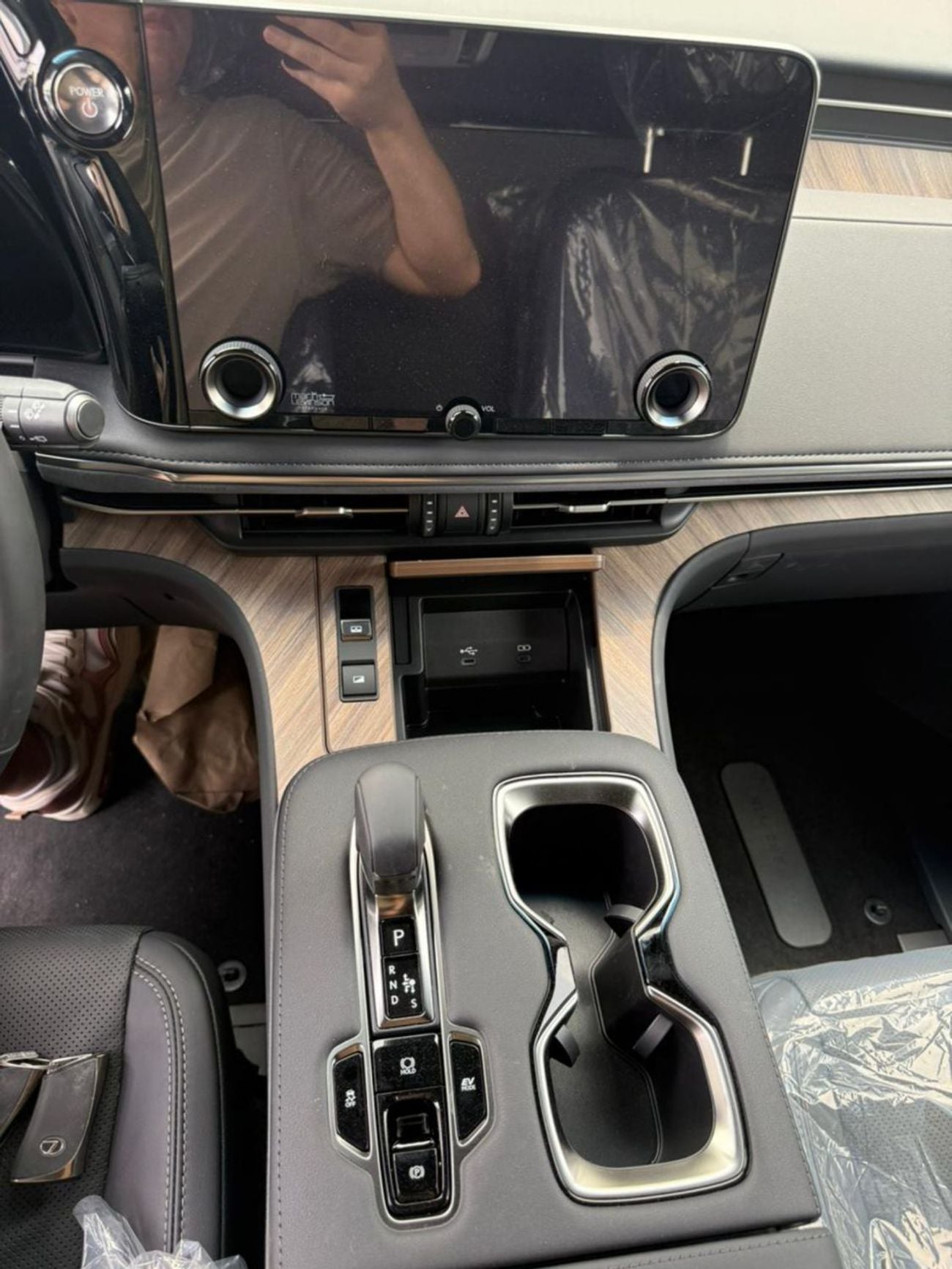 Lexus LM 350h STD (NON GCC)