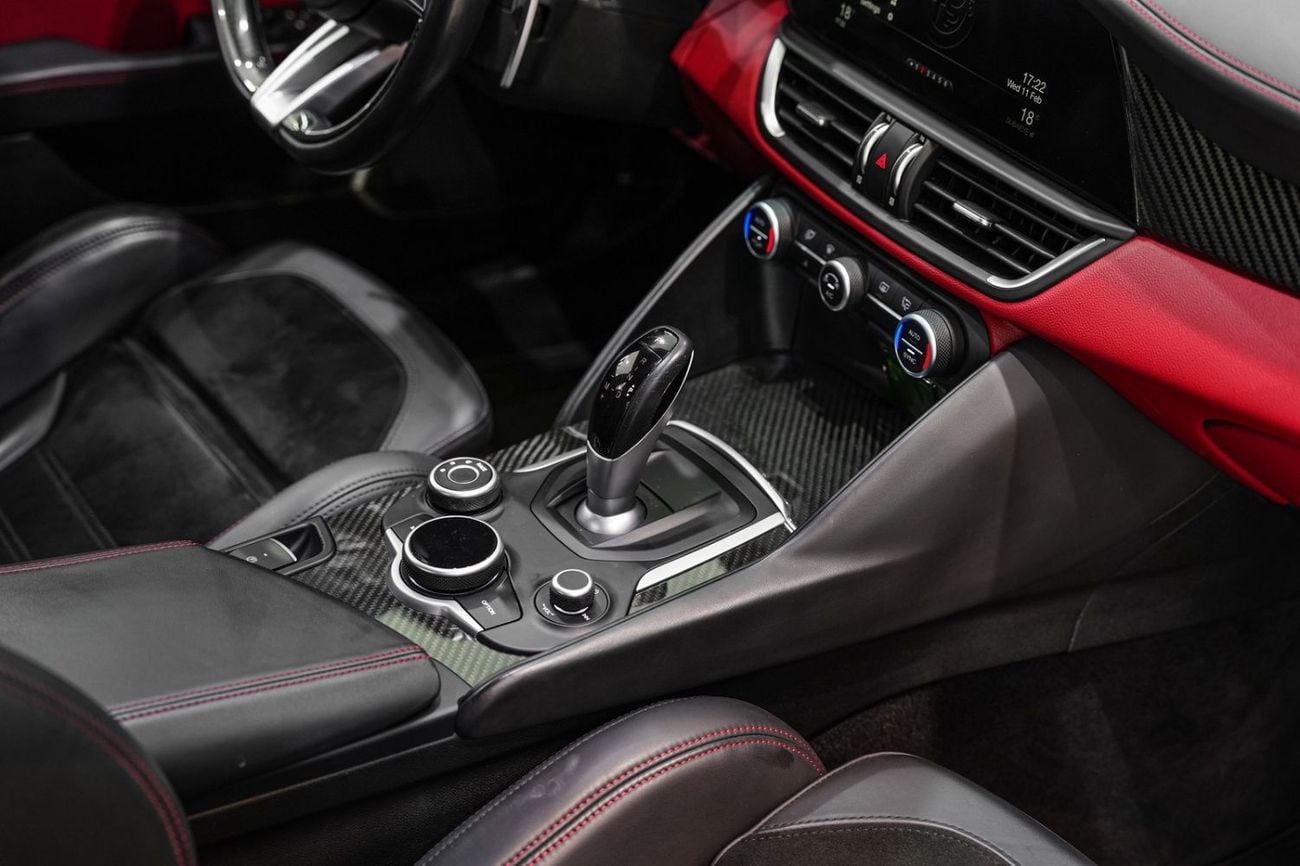 Alfa Romeo Giulia QUADRIFOGLIO 2018 Alfa Romeo Giulia Quadrifoglio, Carbon Trim, Harman/Kardon Audio, Sport Package, GCC Specs!!