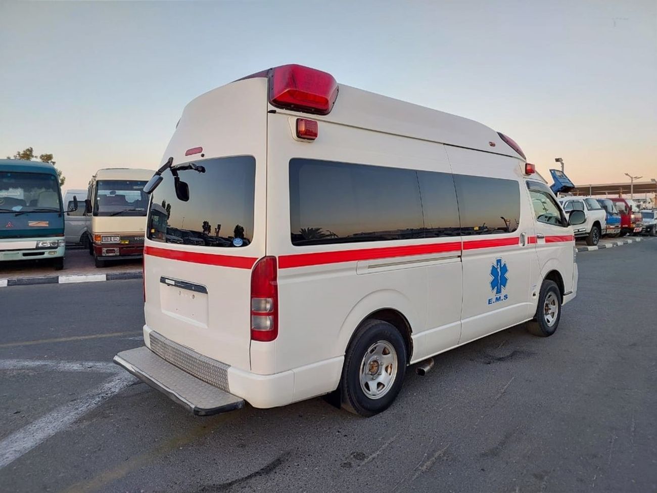 Toyota Hiace TOYOTA HIACE AMBULANCE VAN RIGHT HAND DRIVE(PM11334)