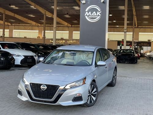 نيسان ألتيما SV / V4 2.5L / رادار / قراءة الطريق / نقطة عمياء / شاشة كبيرة / في حالة ممتازة