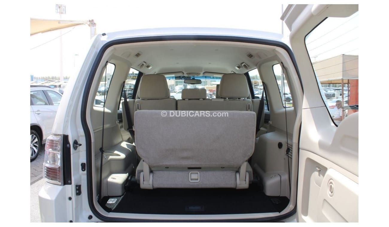 Mitsubishi Pajero GLS Mid ACCIDENTS FREE - GCC - ORIGINAL PAINT - MID OPTION - PERFECT CONDITION INSIDE OUT