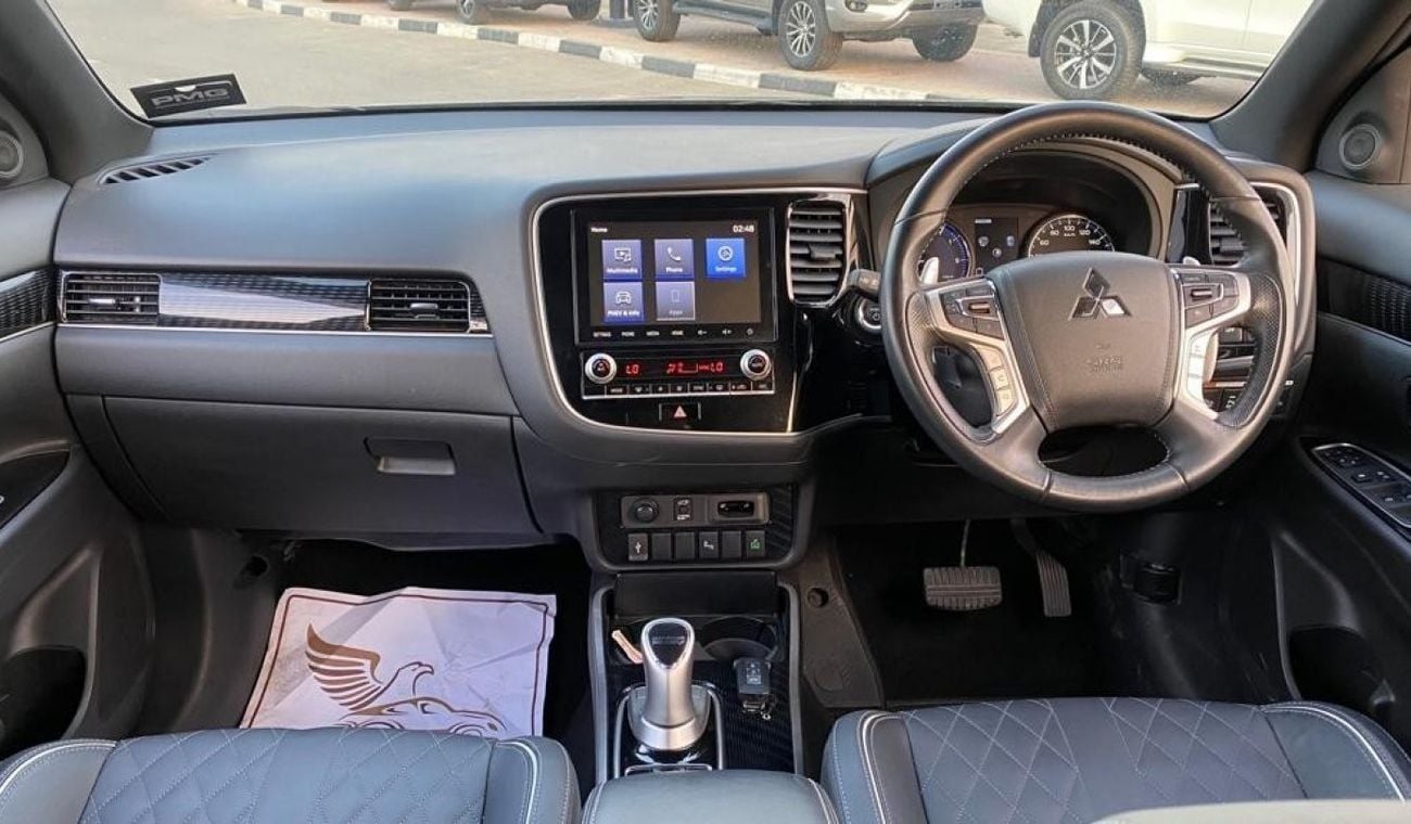 ميتسوبيشي آوتلاندر PHEV 2.4 Liter Right Hand Drive Automatic Sunroof Leather seats