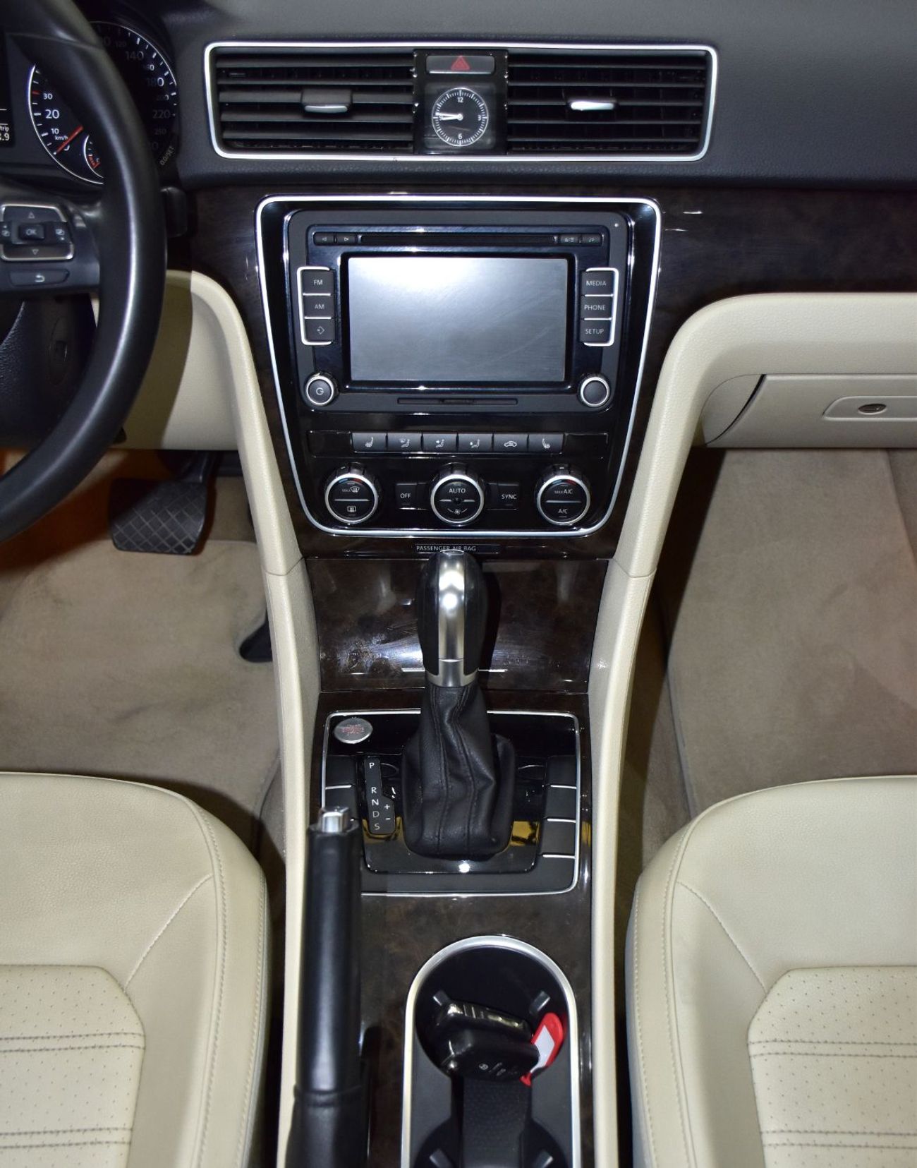 فولكس واجن باسات EXCELLENT DEAL for our Volkswagen Passat ( 2016 Model ) in Silver Color GCC Specs