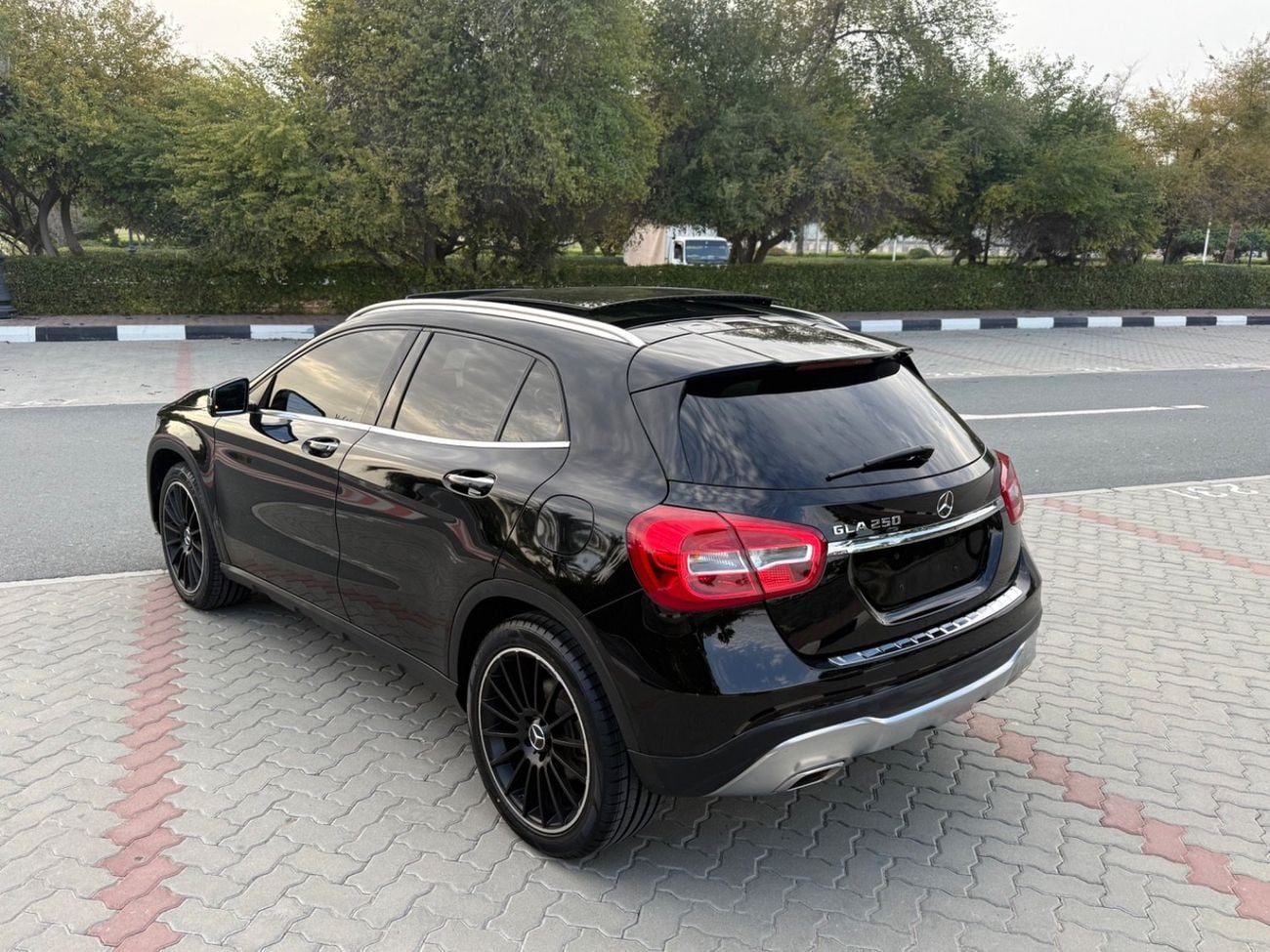 Mercedes-Benz GLA 250 Std 2.0L (208 HP)