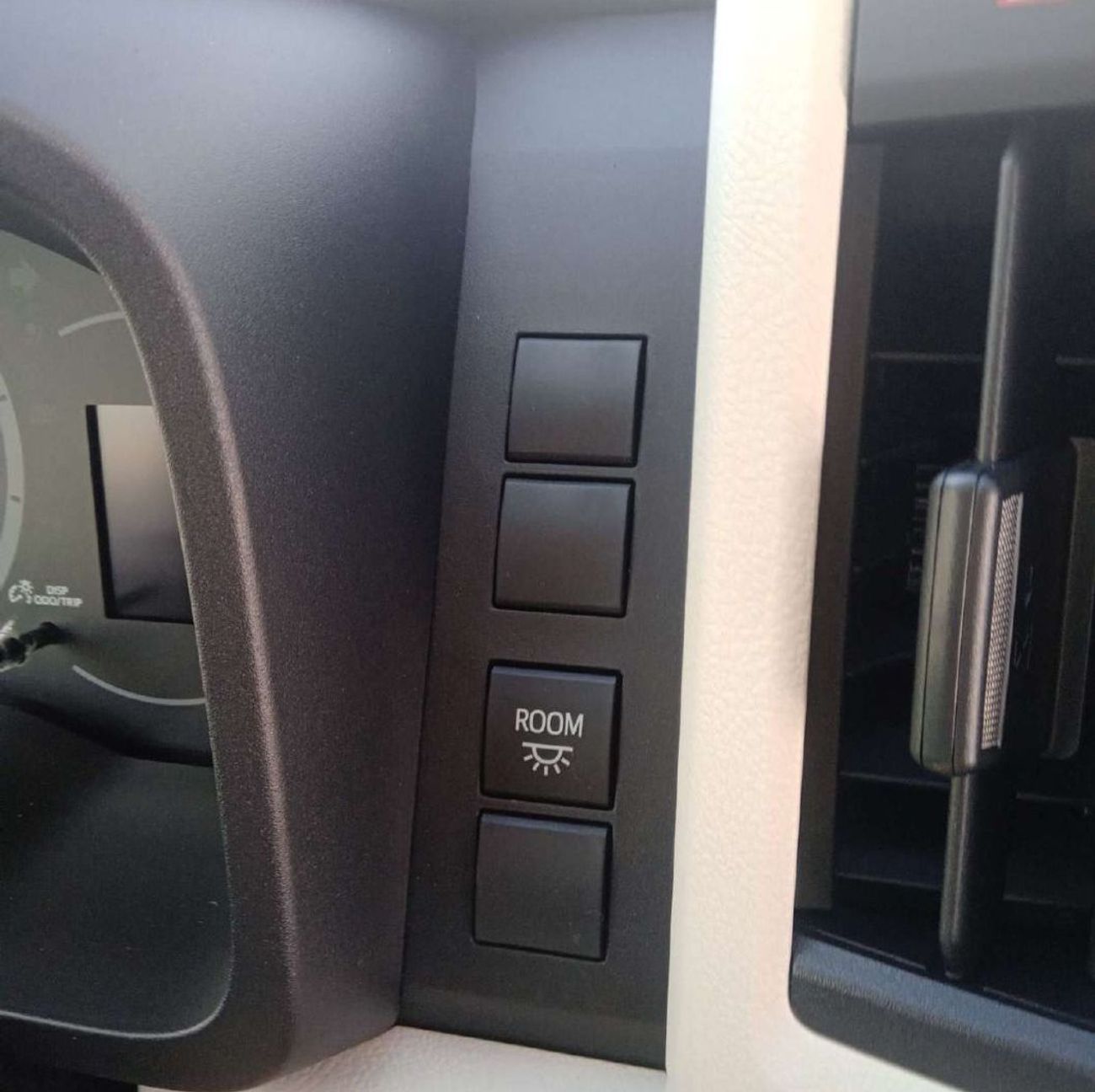 تويوتا هاياس 2.8L . Diesel . Automatic . Rear Wheel Drive . High Roof