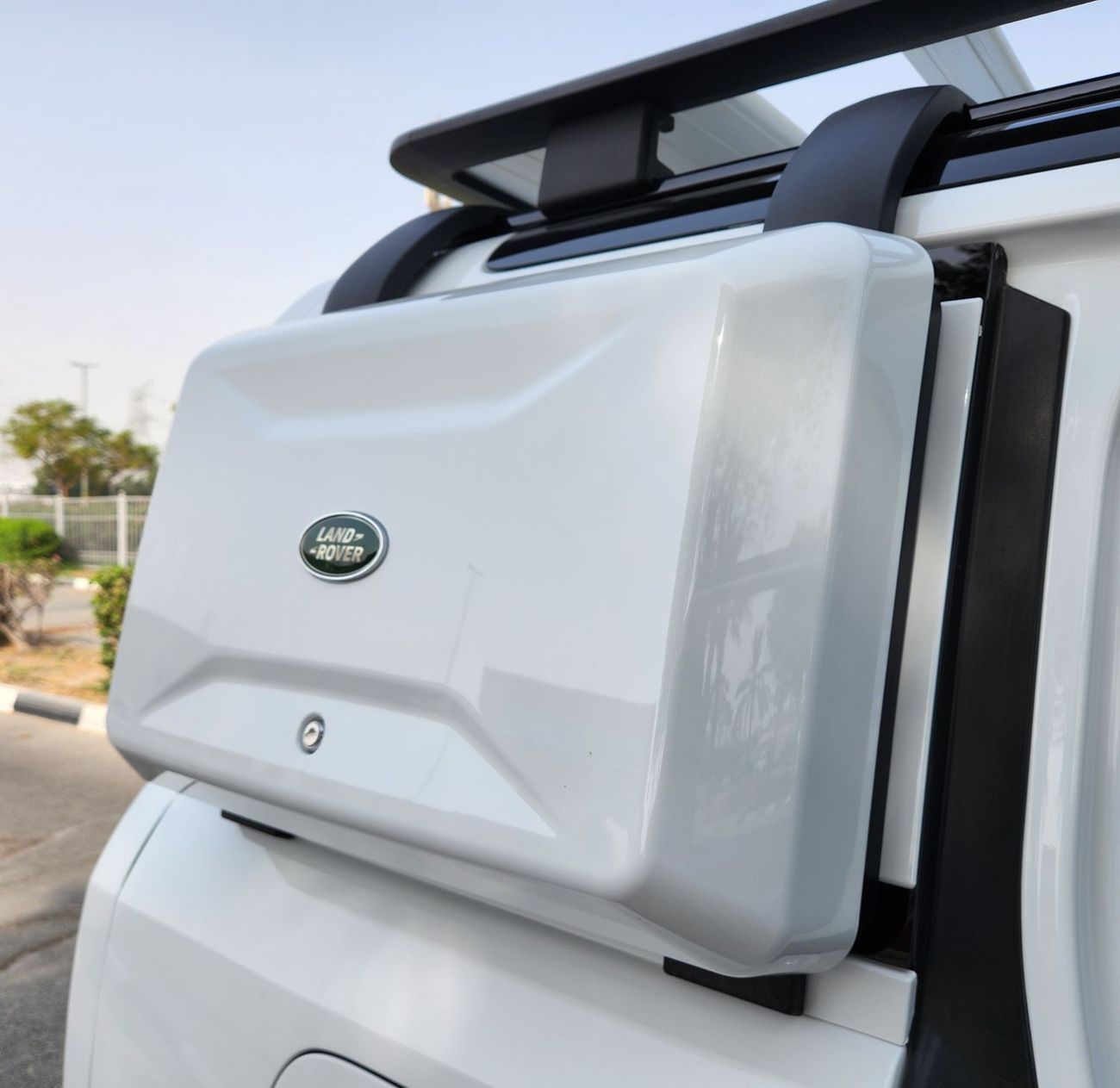 Land Rover Defender P300 110 2.0L (5 Seater) P300 110 2L-4CYL AMERICAN SPECIFICATION EXCELLENT CONDITION