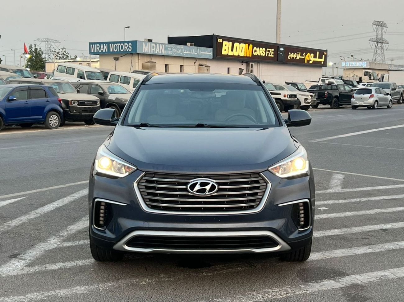Hyundai Santa Fe STD (NON GCC) 2019 Hyundai Santa Fe - 3.3L V6 - Apple & Android Play - 7 Seater - 42000 Mileage - 41999 AED