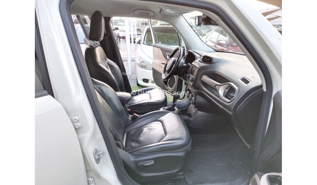Jeep Renegade Imported model 2016 white color No. 2 cruise control control screen camera in excellent condition