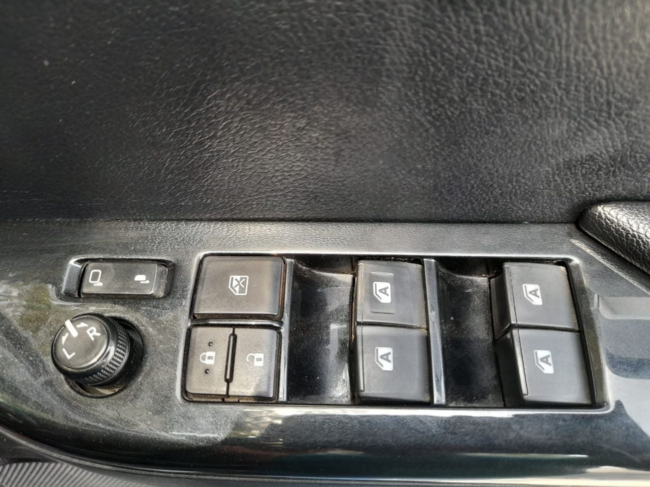 Toyota Hilux Right-Hand drive Diesel 2.8 SR5 2.8CC auto with canopy leather electric seats