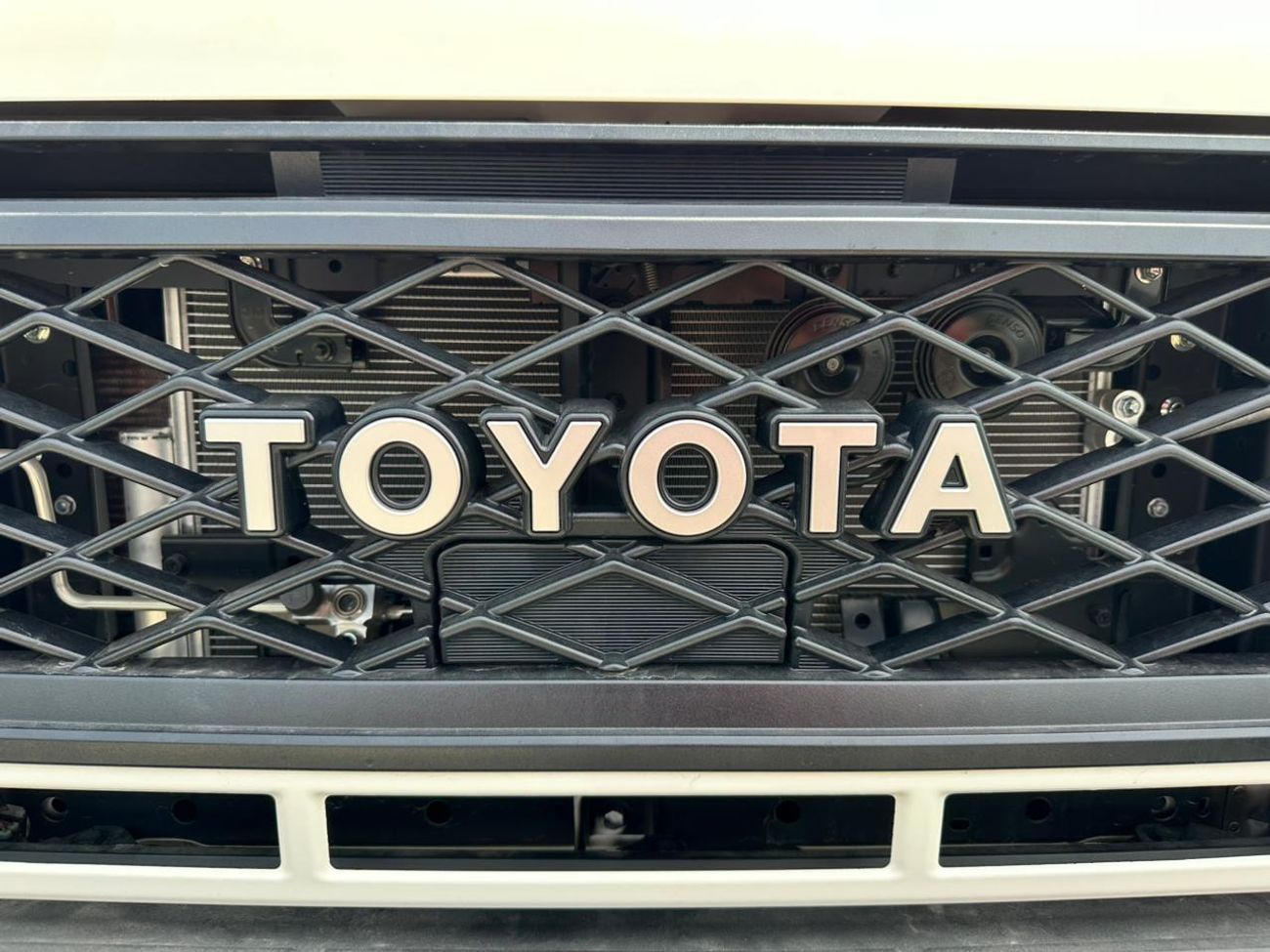 Toyota Land Cruiser Pick Up Toyota LC Pickup 4WD 2.8L 2025 AT DC White Diesel (Export Only)