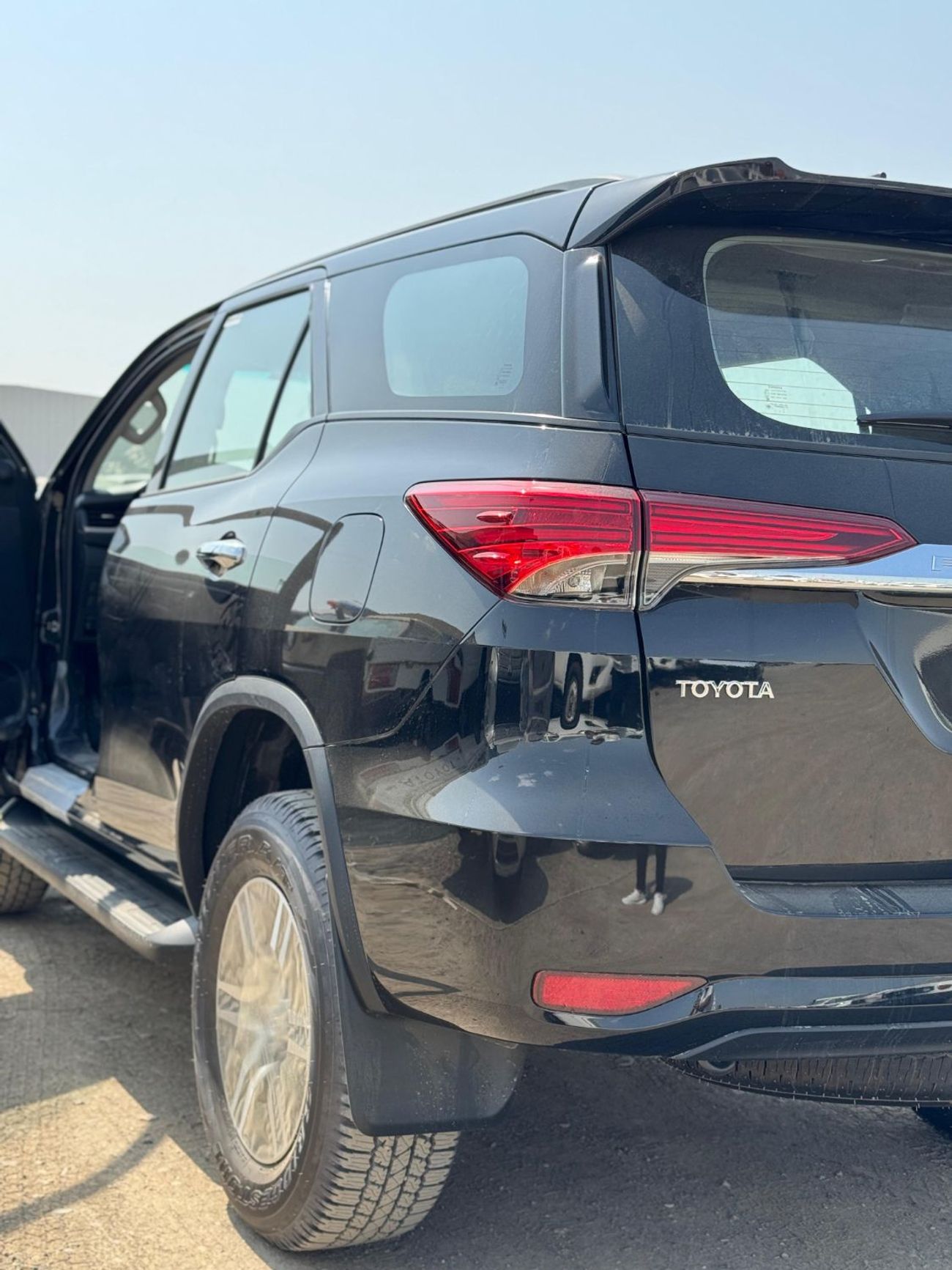 تويوتا فورتونر FORTUNER 2.7L PETROL V4 | AUTOMATIC | 0 KM | 03 YEARS WARRANTY