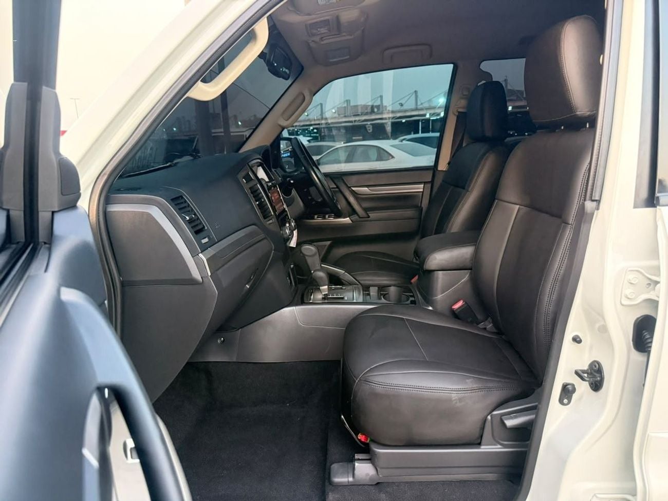 Mitsubishi Pajero 2018 | 3.2L DIESEL | AT | RHD | STEERING CONTROL SWITCHES | TRACTION CONTROL | CRUISE CONTROL
