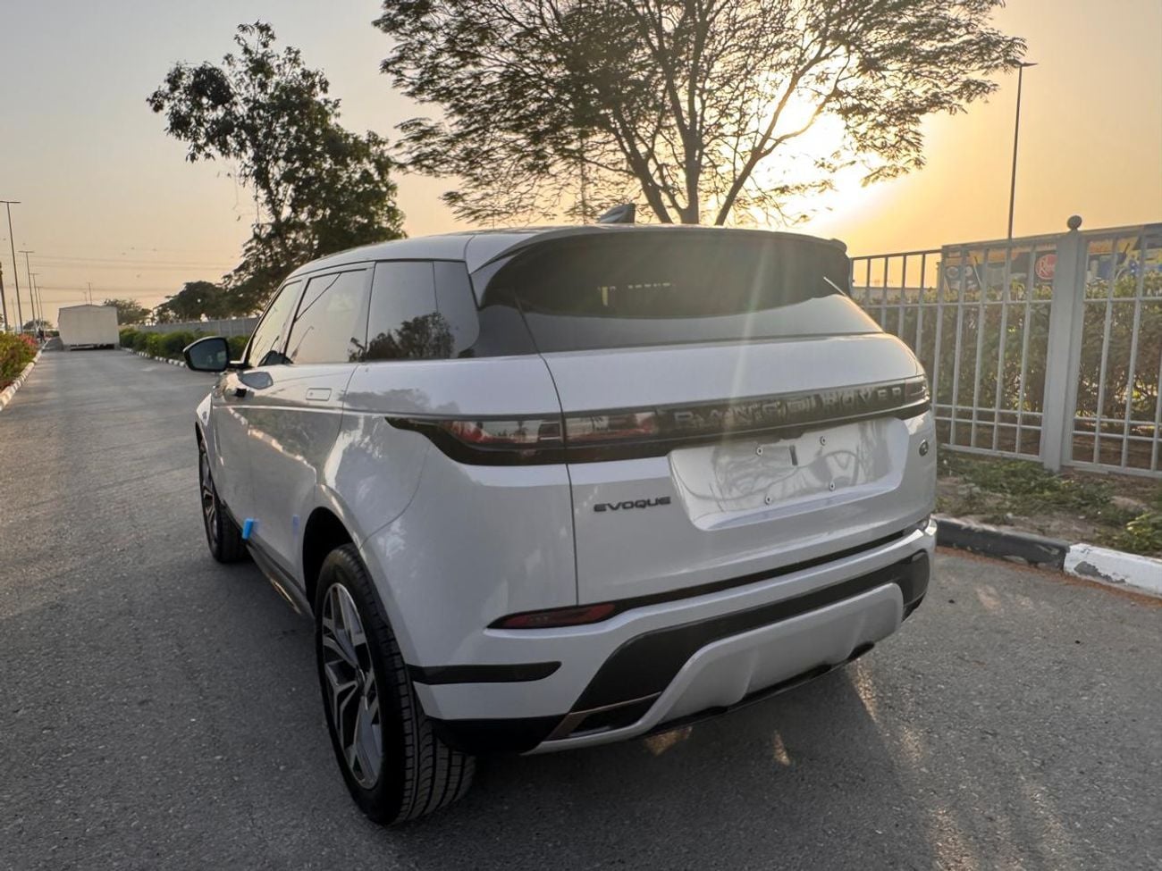 لاند روفر رانج روفر إيفوك P200 R-Dynamic SE 2.0L