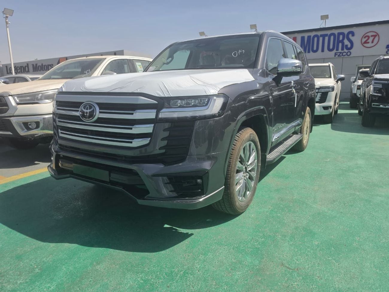 تويوتا لاند كروزر Toyota Land Cruiser LC300 VXR 4.0L 2026 – فل أوبشن | 4.0 لتر V6 | رمادي خارجي | داخلية بيج