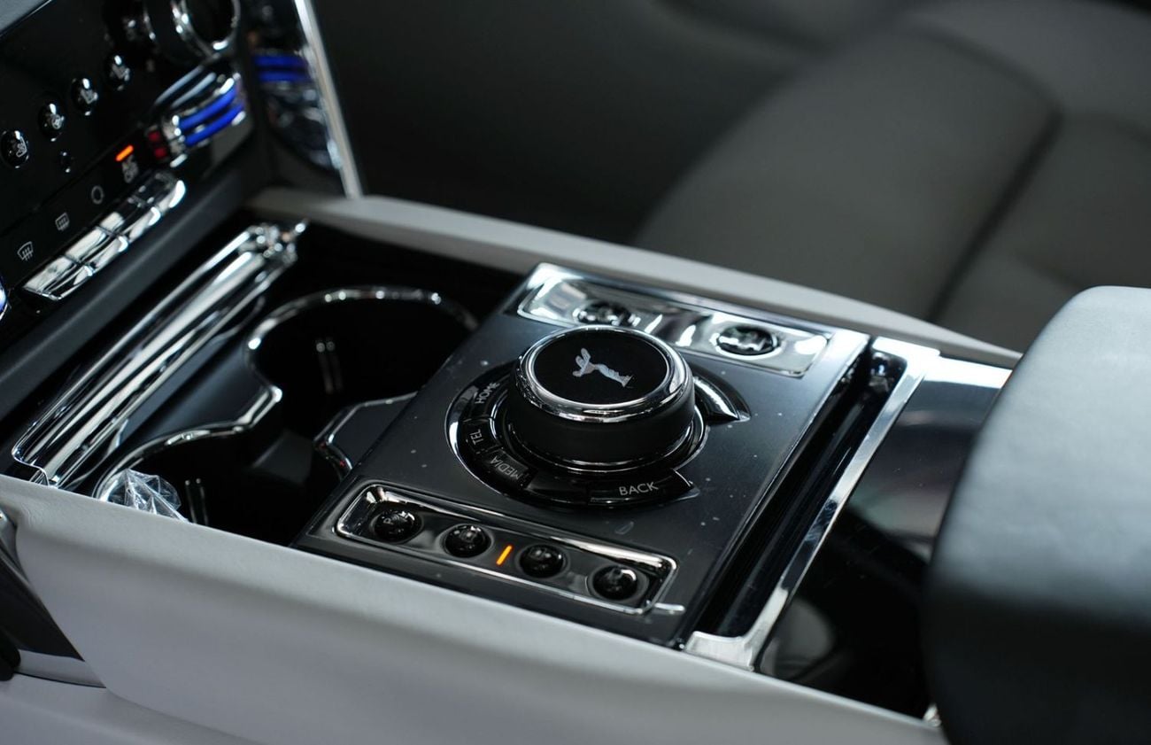 رولز رويس كولينان Silver Badge AWD V12