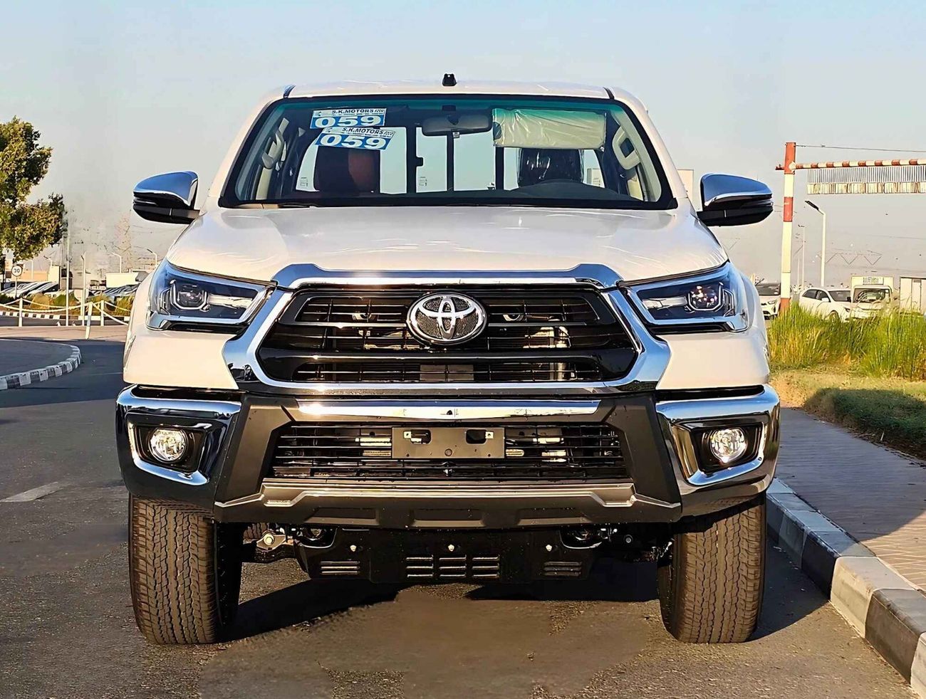 Toyota Hilux SR5 / WIDE BODY /  2.7L V4 PETROL / PUSH START / 4WD / FULL OPTION (CODE # 68074)