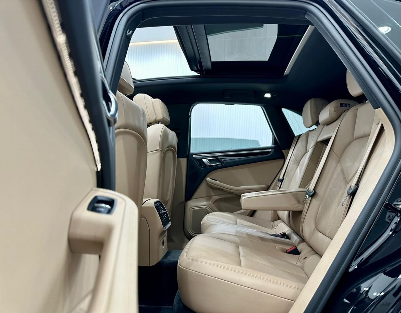 بورش ماكان Std 2022 Porsche Macan, February 2025 Porsche Warranty, Full Porsche Service History, Low Kms, GCC