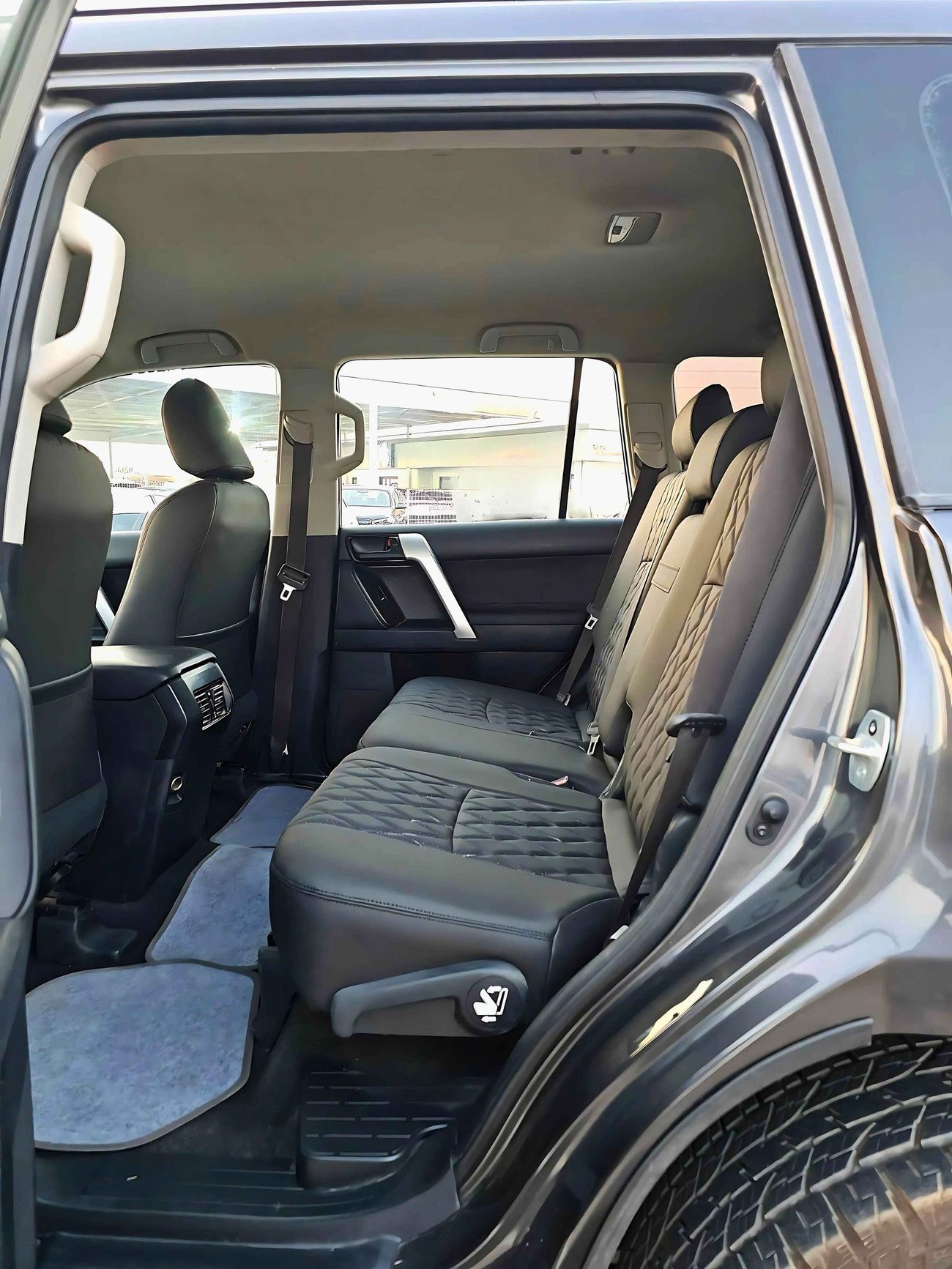 تويوتا برادو DIESEL TX/ 4WD/ 7 SEATS/ LEATHER/ DVD CAMERA/ EXPORT ONLY LOT# 209985