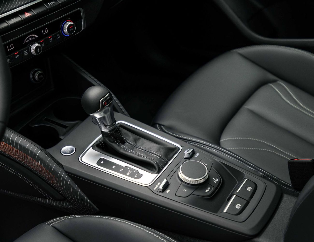 Audi Q2 Fashion 1.5L - Black Inside Black