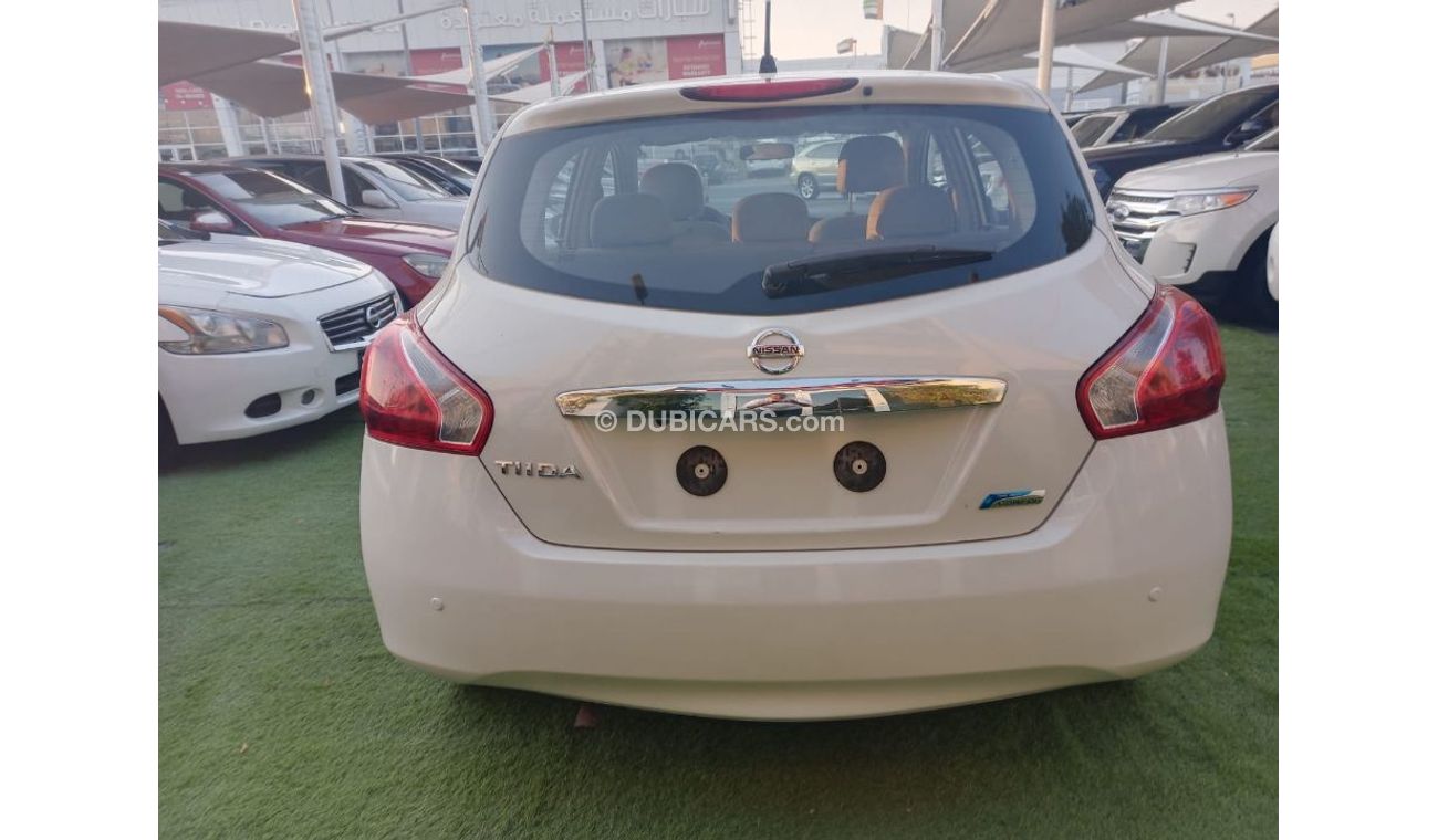 نيسان تيدا خليجى موديل 2013 لون أبيض شاشة كاميرا خلفية بدون حوادث بحالة ممتازة لاتحتاج لأى مصاريف