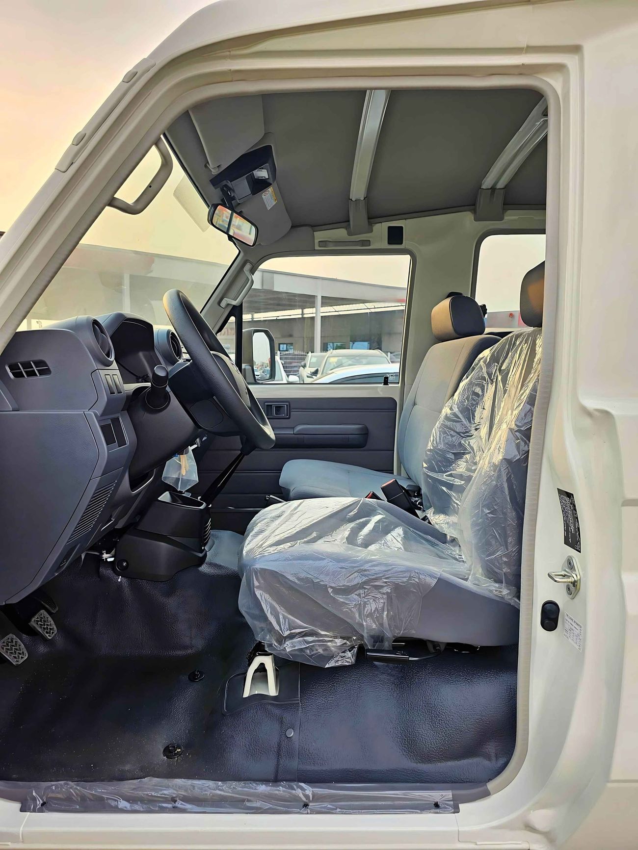 تويوتا لاند كروزر 70 M/T | 4.0L V6 PETROL | 3 DOOR | PWR WINDOWS | FREE WHEEL HUB | 4WD (CODE # 68011)