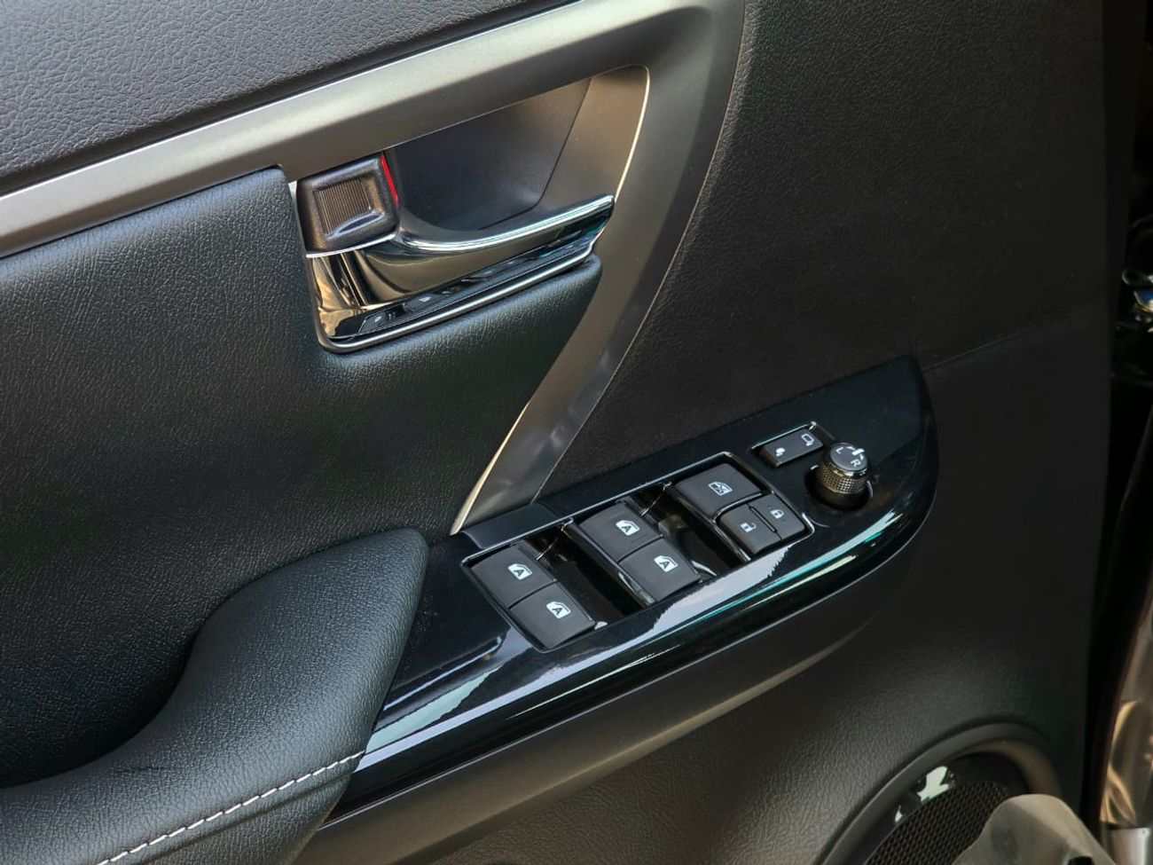 Toyota Fortuner FORTUNER SR5 4.0 - PETROL - 2025 - WHITE INSIDE BLACK - GCC