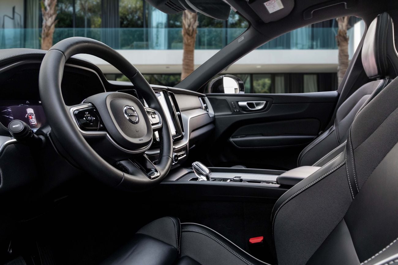 فولفو XC 60 XC60 B5 Ultimate Dark | 2,155 P.M | 0% Downpayment | Volvo Warranty