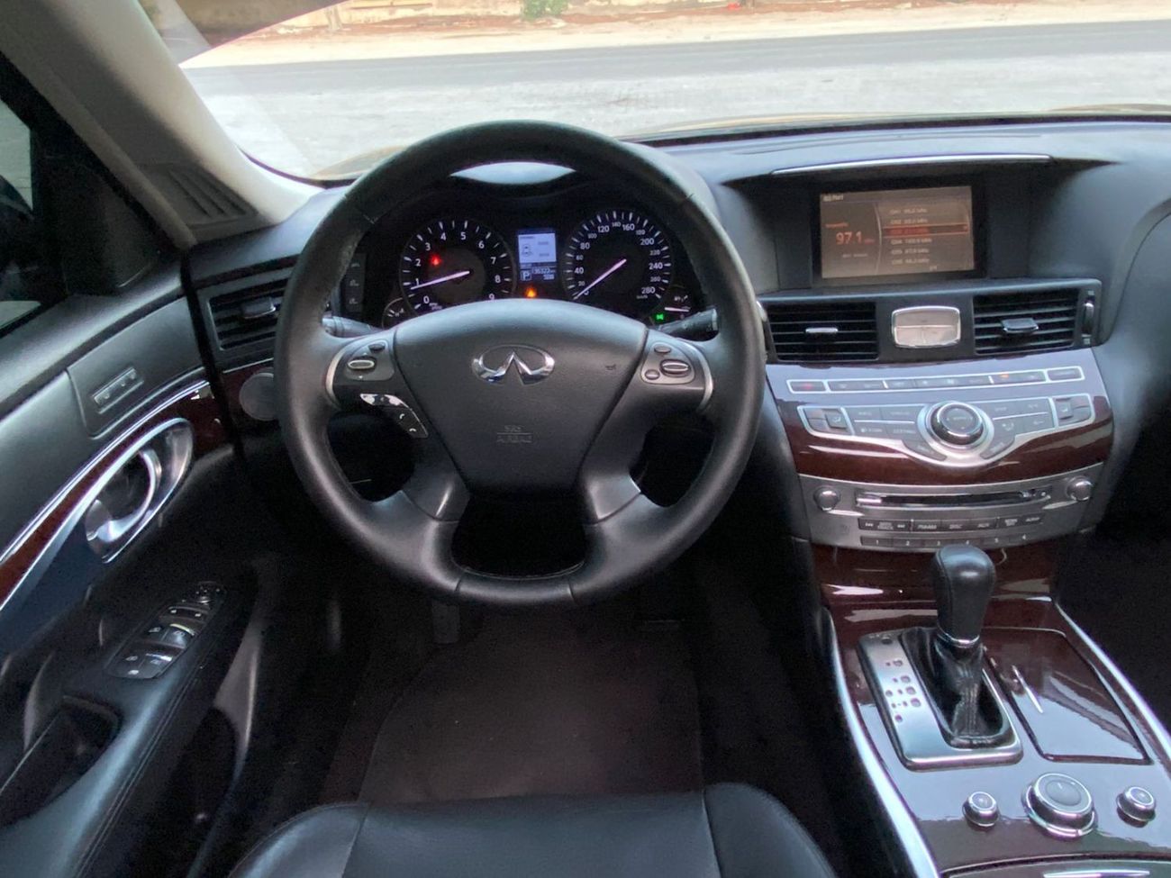 Infiniti Q70 Luxury