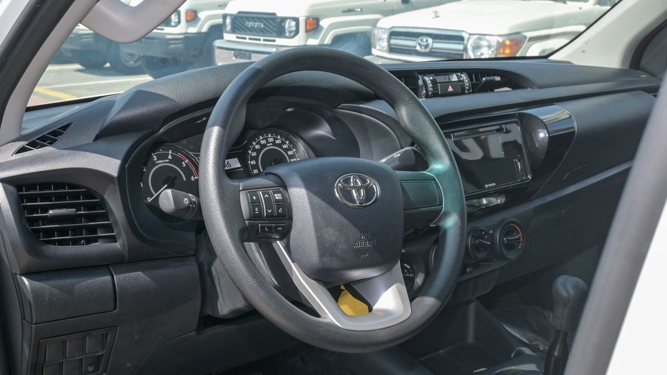 Toyota Hilux DLX. 2.4L Diesel 4WD