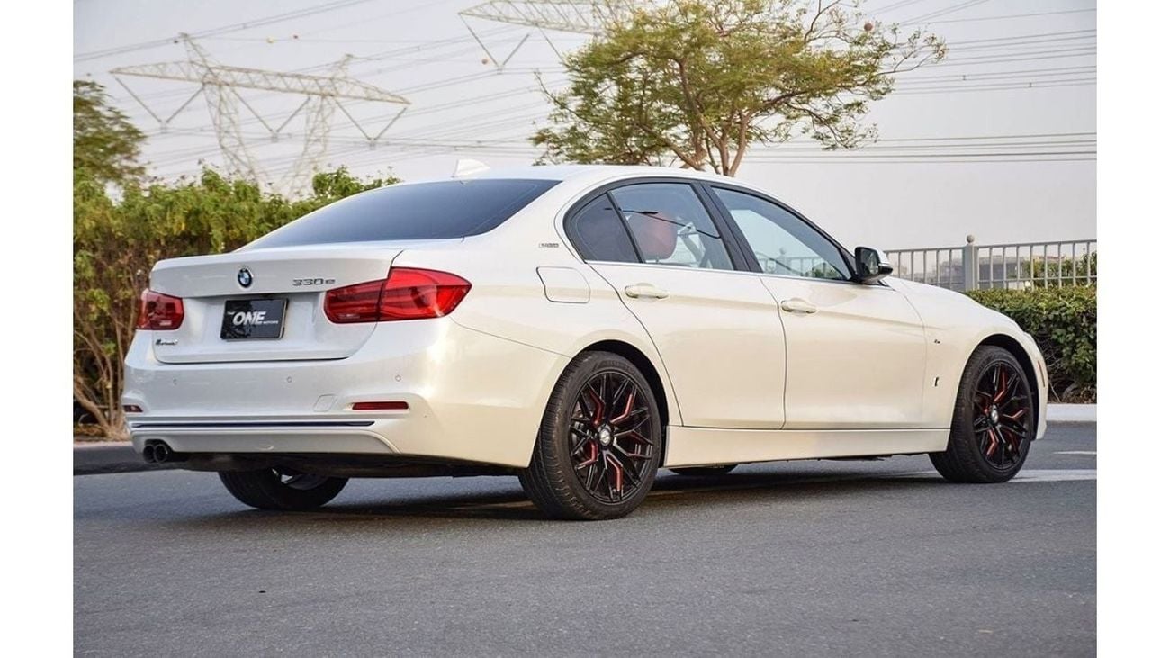 BMW 330i BMW 330e Plug-in