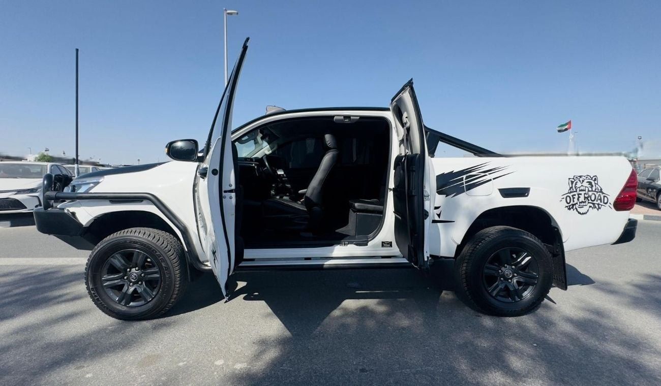Toyota Hilux SMART CAB | RHD | 2.8L DIESEL ENGINE | MANUAL TRANSMISSION | 2016 | PREMIUM BULL BAR | AIR SNORKEL