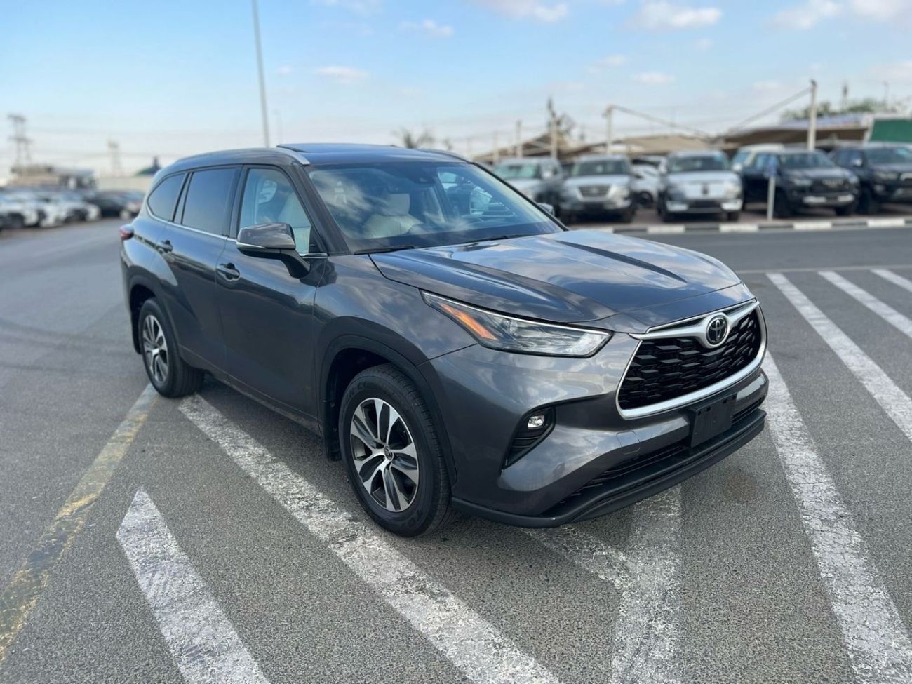 تويوتا هايلاندر 2022 TOYOTA HIGHLANDER XLE   3.5L V-6 //   4 WHEEL DRIVE 4X4 // SUNROOF //  PUSH START   // LEATHER