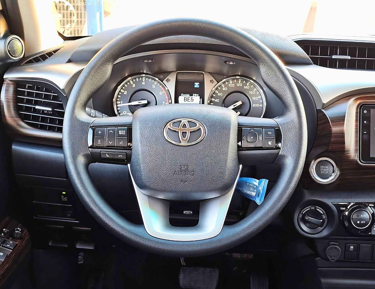 تويوتا هيلوكس SR5 | 2.7L V4 PETROL | A/T | PUSH START | WOODEN PANEL | 4WD (C0DE # 69008)