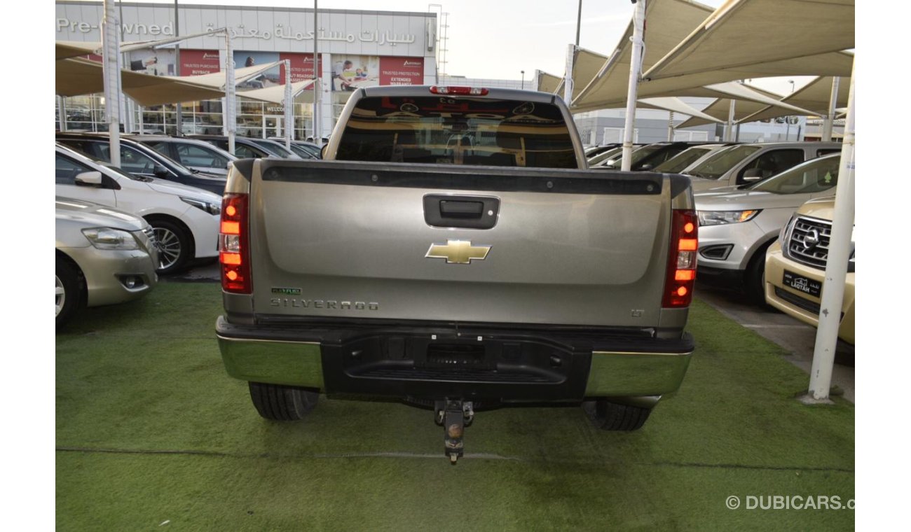 Chevrolet Silverado Pickup model 2009 imported silver color, equipped with two sides, half tyote wheels, sensors cruise