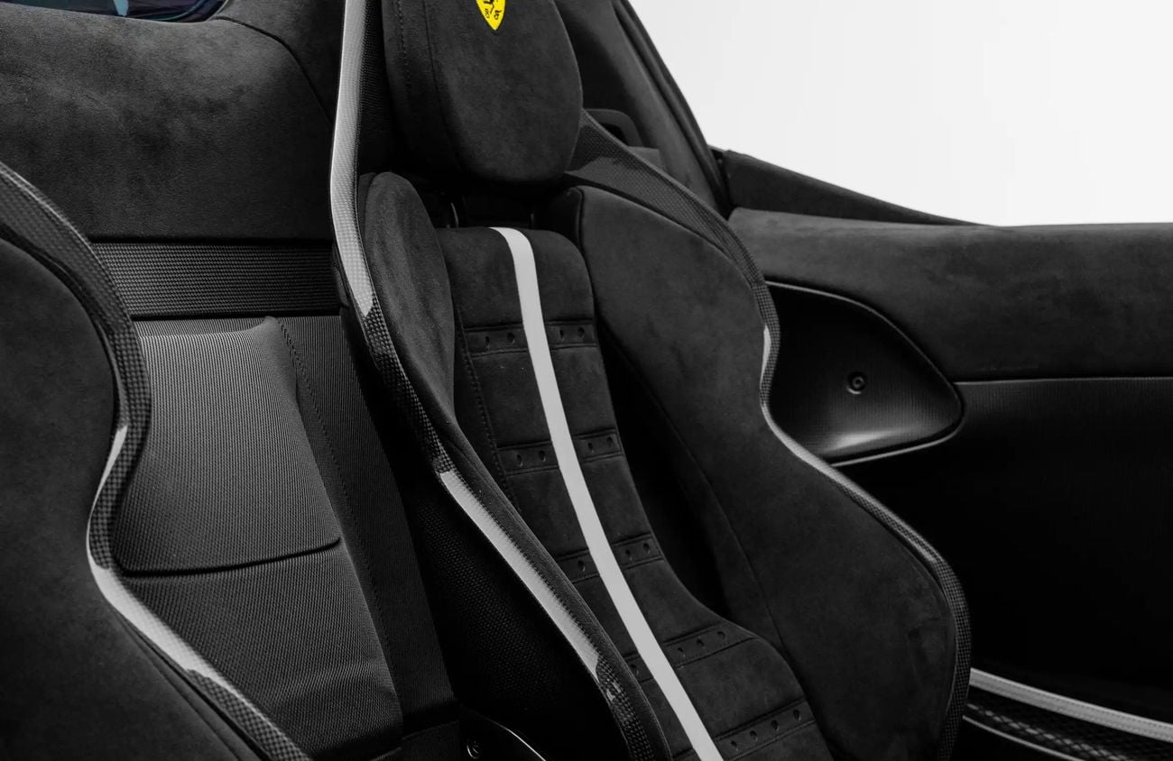 فيراري SF90 سبيدر 4.0L Twin-Turbocharged V8 + 3 Electric Motors