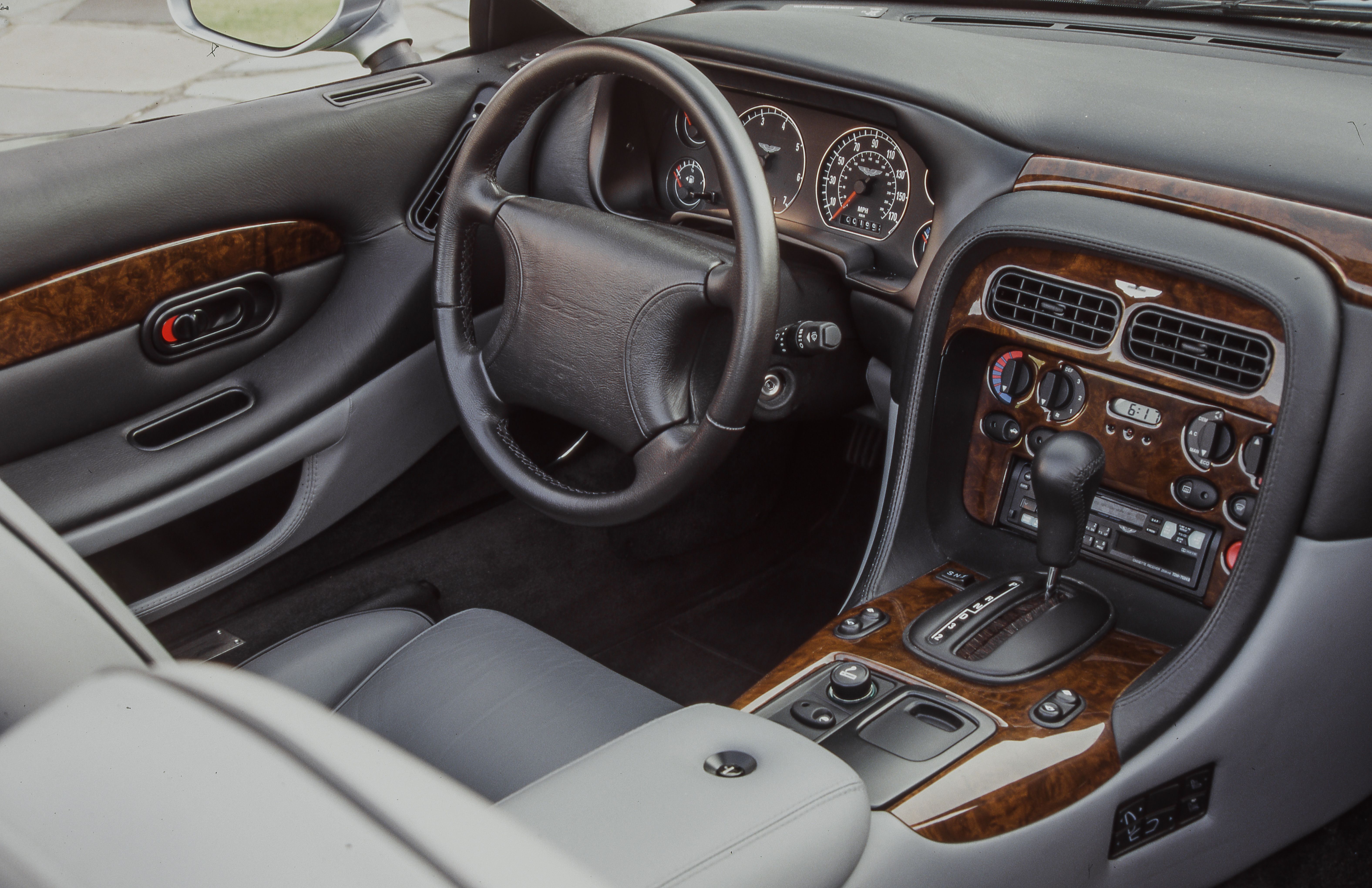 أستون مارتن DB7 interior - Cockpit