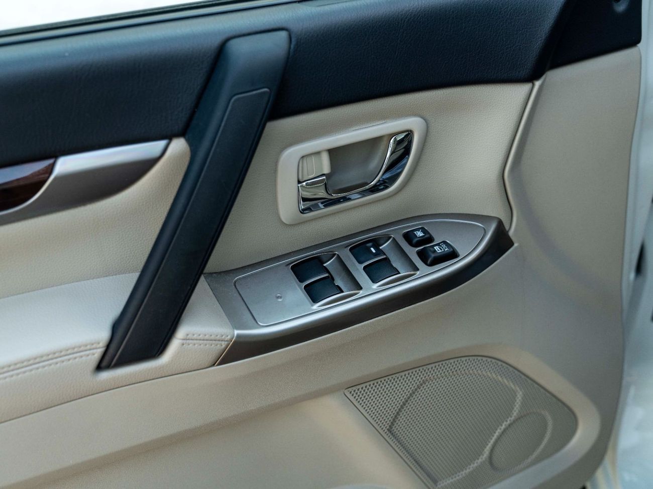 ميتسوبيشي باجيرو AED 1,415 PM • 3.8L PAJERO GLS TOP • ONLY 60,000 KMS • GOLD EMBLEM PACKAGE WITH RHINO ROOF-RACK