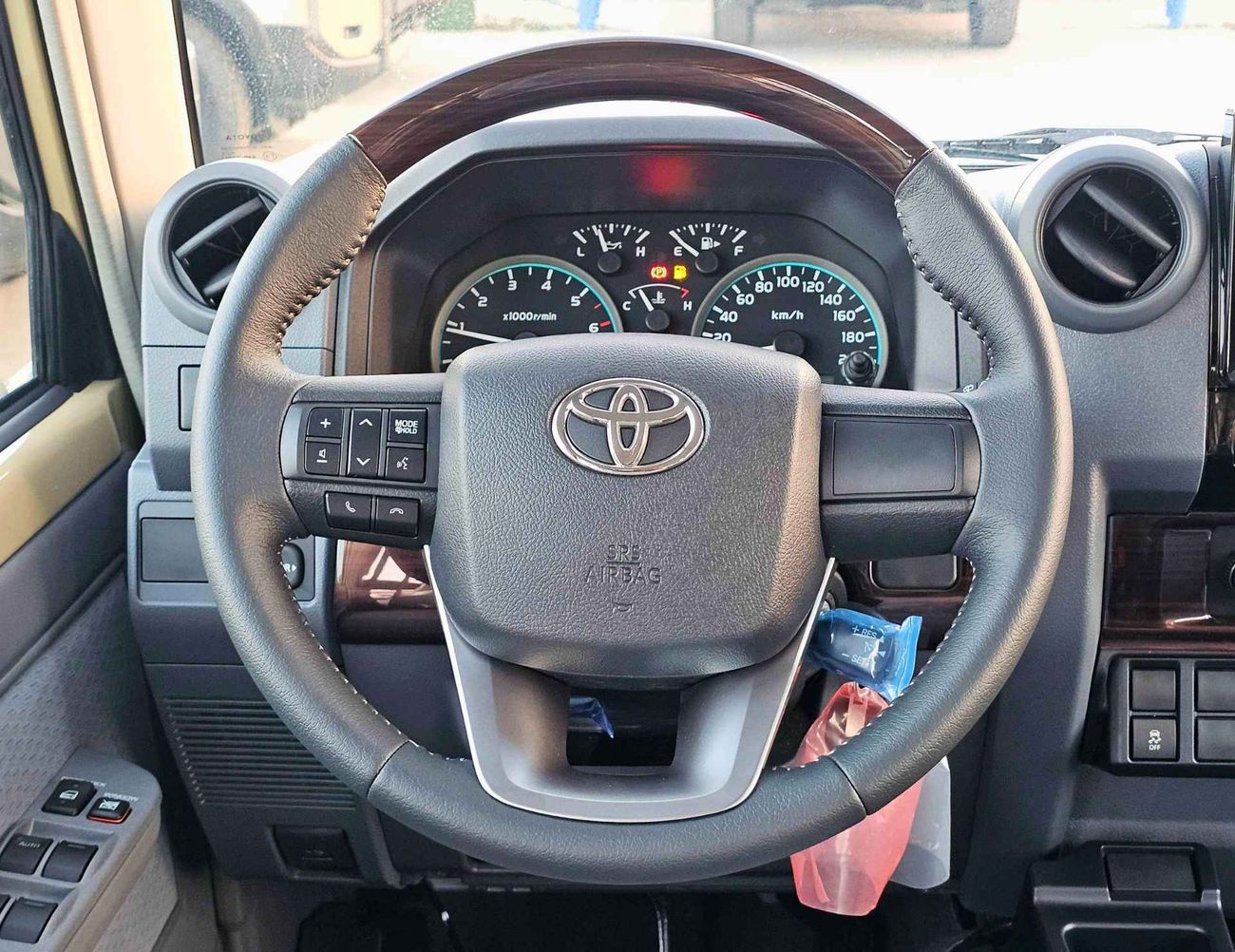 تويوتا لاند كروزر 70 LC76 / STD-HIGH OPTION / 4.0L PETROL V6 / M/T / WOOD / STEERING / WINCH SNORKEL (CODE # LC76)