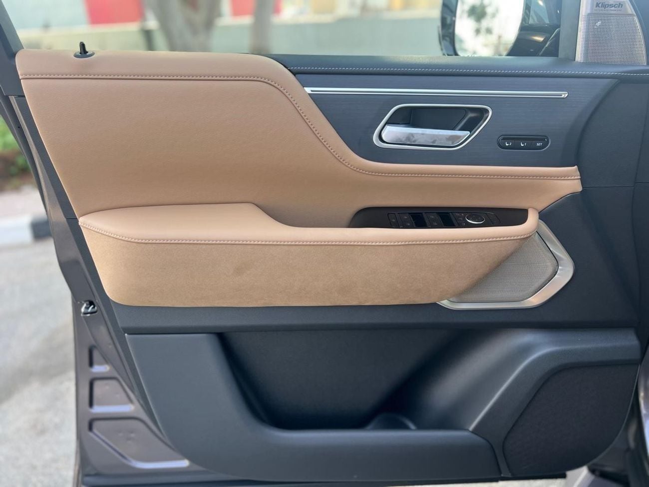 Infiniti QX80 SENSORY BENCH CHAIRS