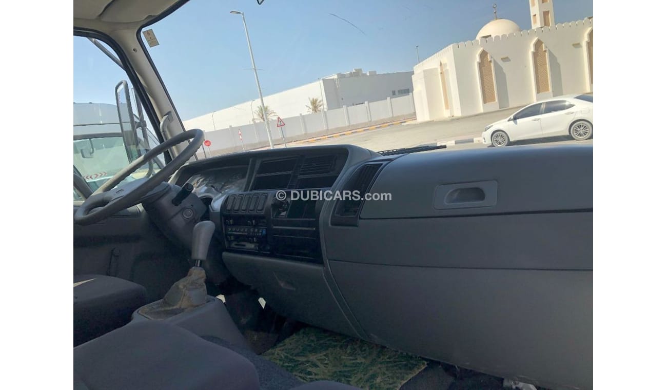 Mitsubishi Fuso Canter Mitsubishi Fuso 7 ton truck With 4 Ton Crane,model:2017. only done 15000 km