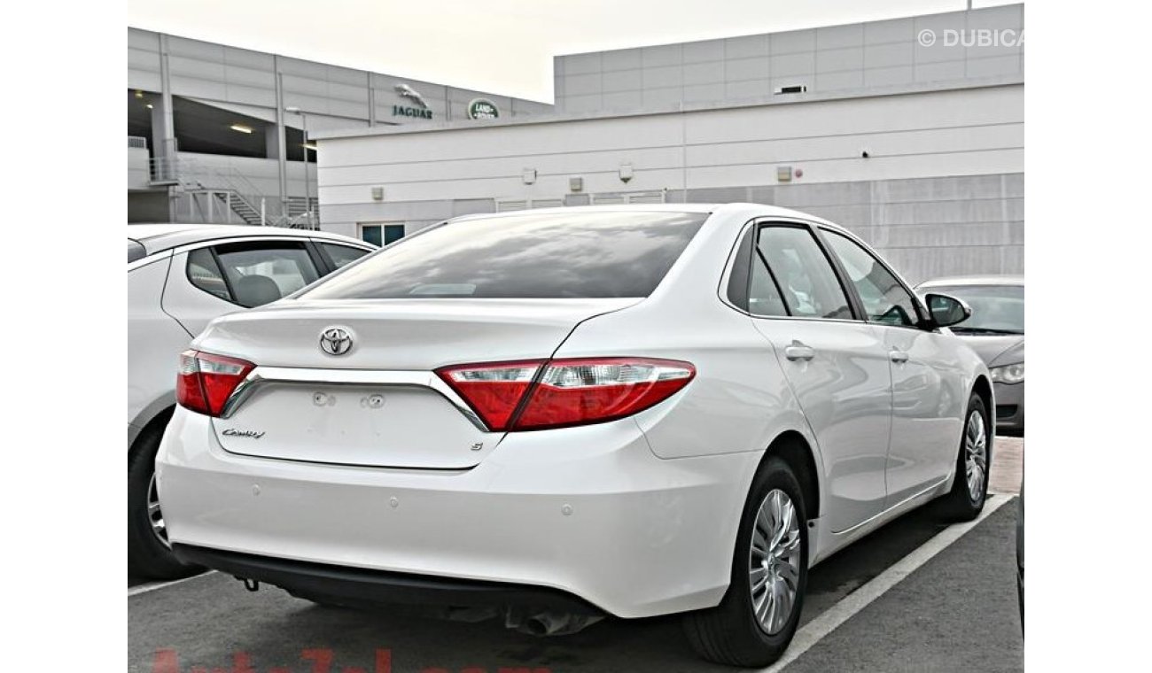 Toyota Camry 2016 WHITE GCC NO ACCIDENT PERFECT