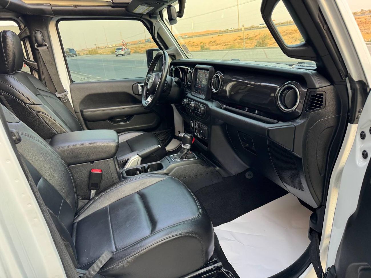 Jeep Wrangler Unlimited Sahara 3.6L 3.6L V6 / SAHARA / PANORAMIC ONE TOUCH ROOF / LEATHER / BIG SCREEN / LOW MILEA