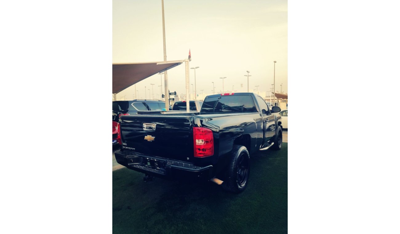 Chevrolet Silverado 2011 Chevrolet Silverado, one cabin, in good condition