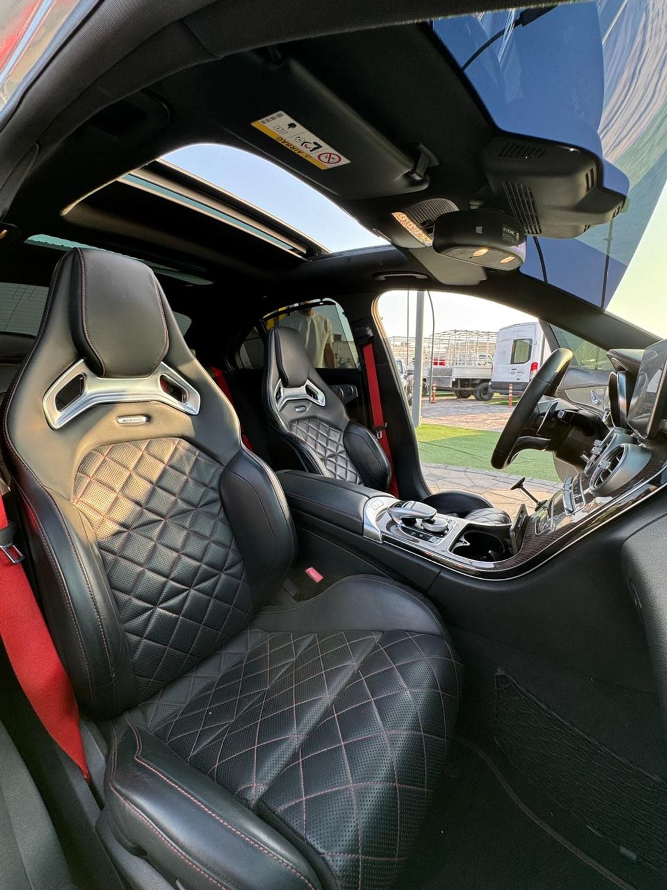 مرسيدس بنز C 63 AMG Std 4.0L (5 Seater)