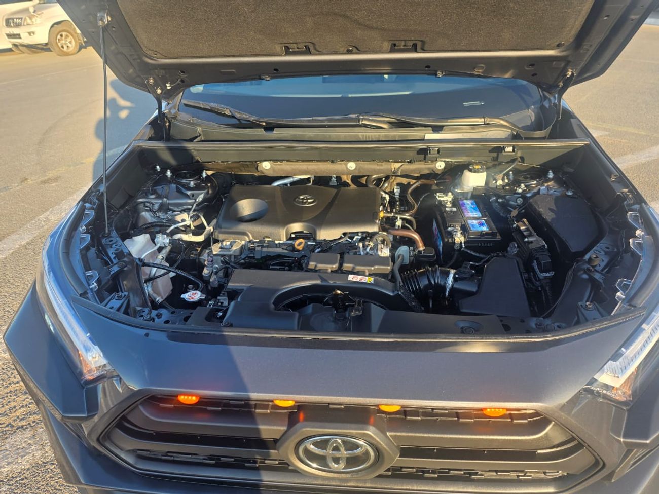 Toyota RAV4 2.5L XLE Full option Sunroof , Push button and Trunk automatic