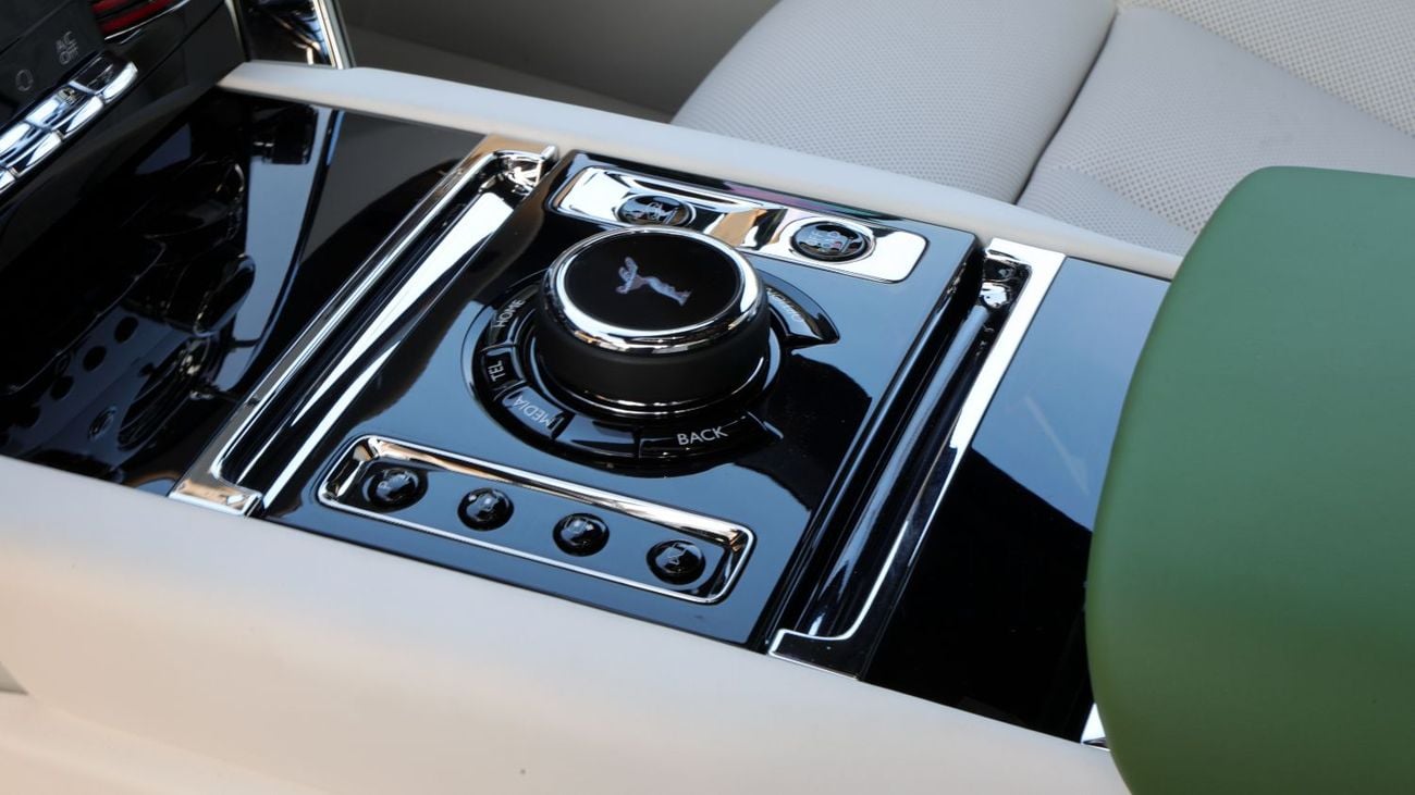 Rolls Royce Cullinan STANDARD Rolls Royce Cullinan - Silver Badge - 2026