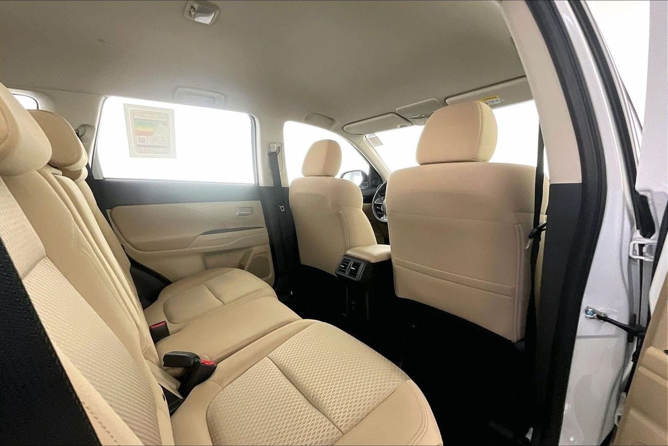 ميتسوبيشي آوتلاندر 2.5 GLX AUTO 4WD 7SEAT ML FABRIC SEATS | شامل الضمان | 0 ﺪﻔﻋﺓ ﺃﻮﻟﻯ