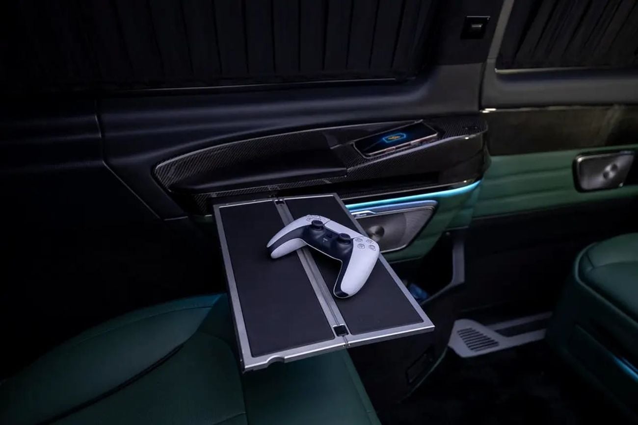 Mercedes-Benz V 300 ARRIVAL MODEL VVIP MERCEDES GCC V300 with ADDITIONAL REAR AC - 2 Years Warranty by VLINE